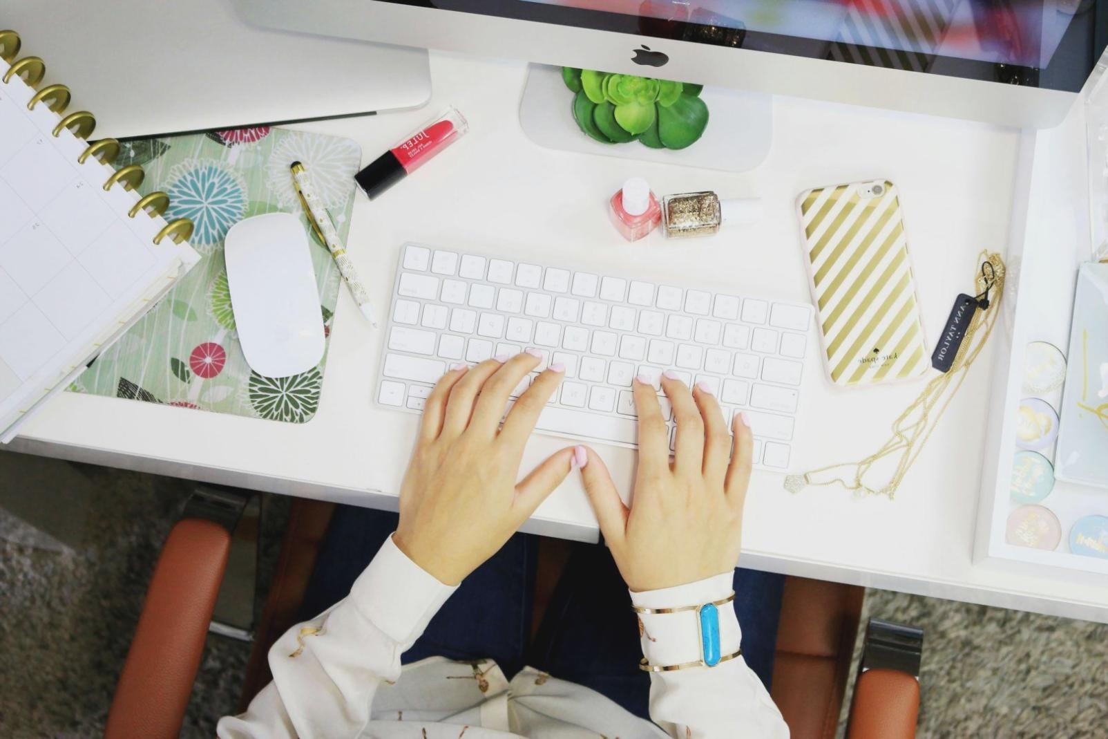 Ambiente de aprendizagem prática com materiais de gestão orçamental