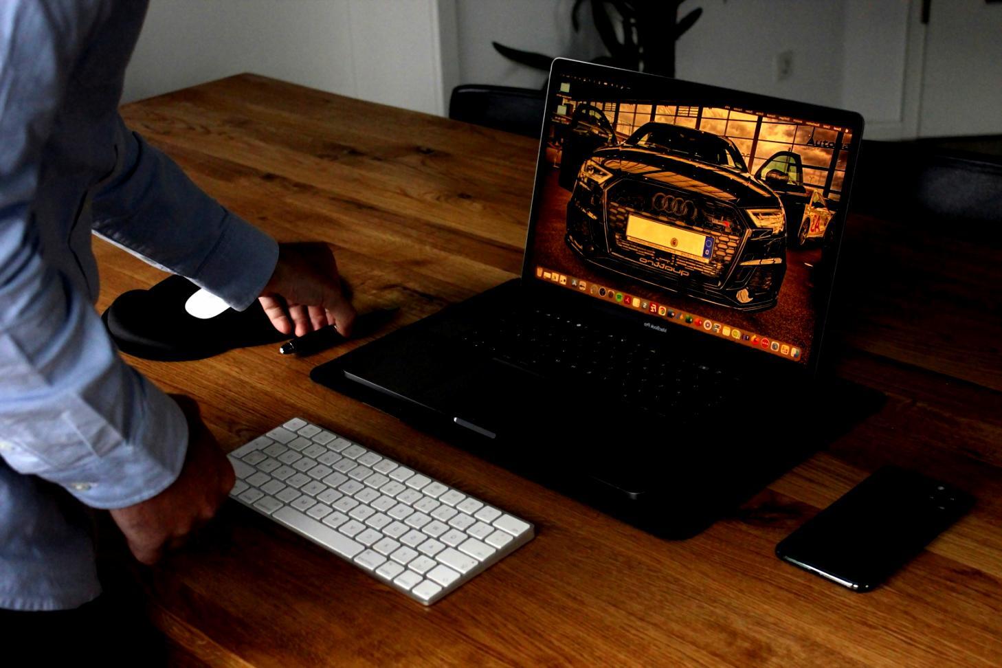 Estudantes analisando dados financeiros em computadores durante avaliação de projeto