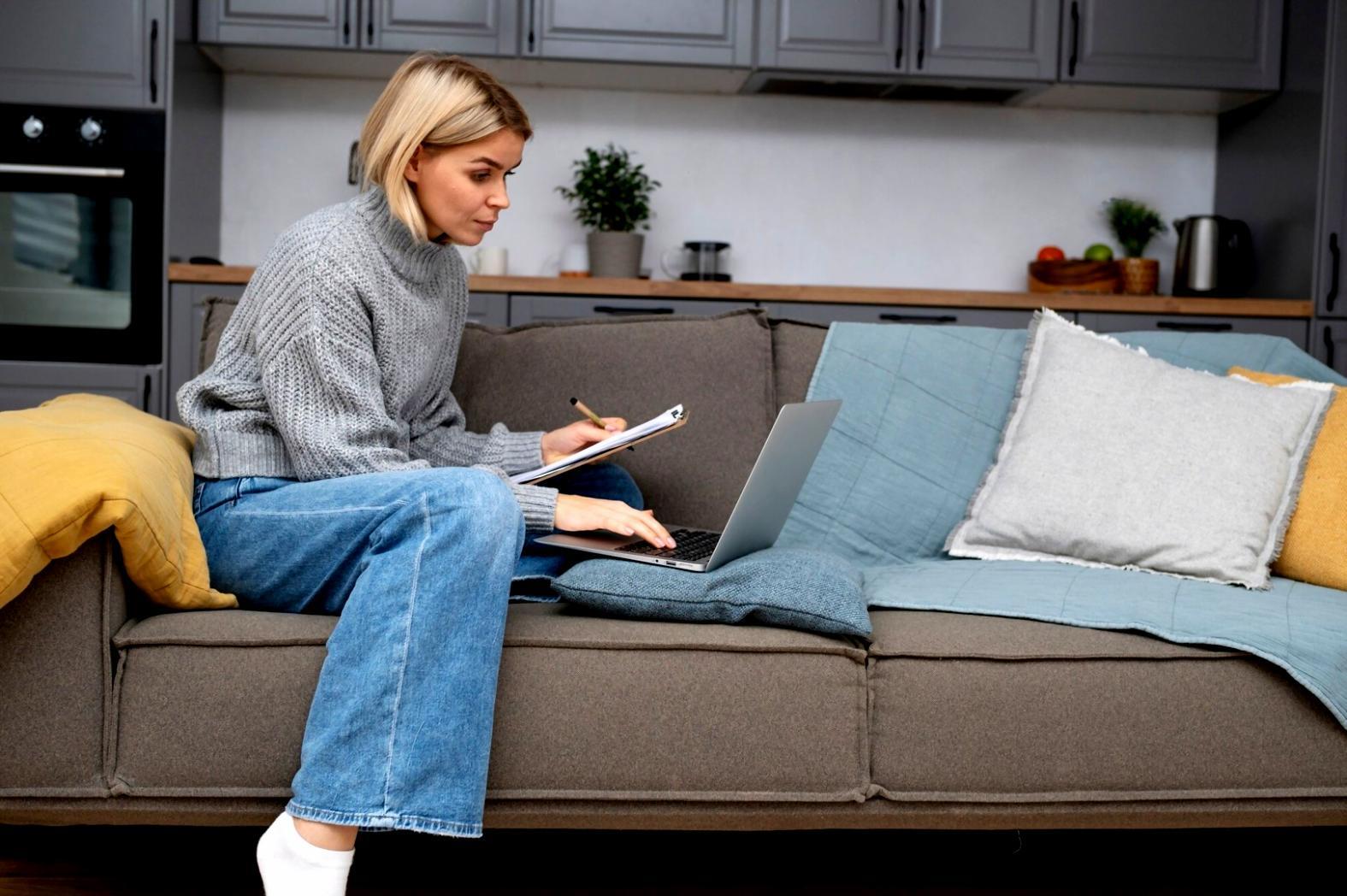 Grupo de participantes em discussão colaborativa sobre gestão financeira